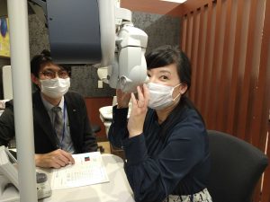 メガネのヨネザワ天神地下街店にて眼鏡体験する平良美津子視能訓練士